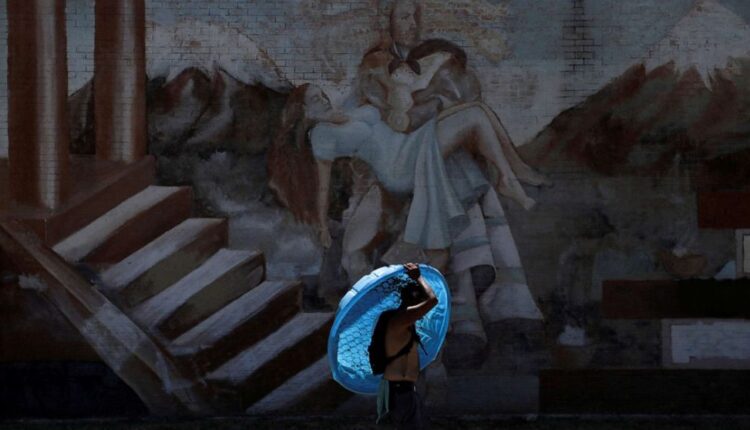 Dangerous heat tightens grip on US
