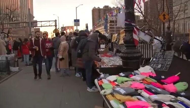 NYC ban forces Brooklyn Bridge vendors to close up shop