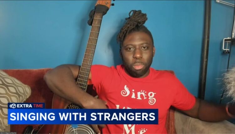 Musician invites strangers to sing with him in New York City